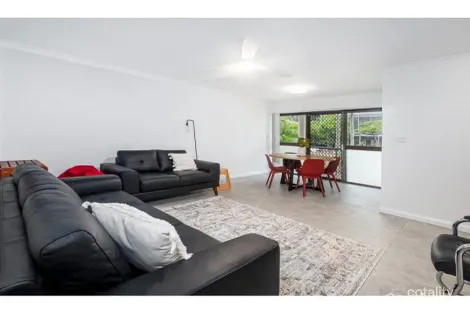 Property photo of 2/66 Surf Parade Broadbeach QLD 4218