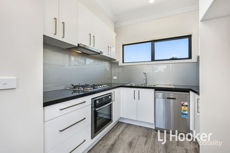 Property photo of 2/15 Ainsleigh Court Cranbourne VIC 3977