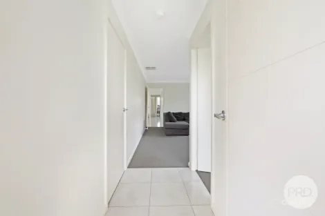 Property photo of 5 Rosehill Place Hillvue NSW 2340