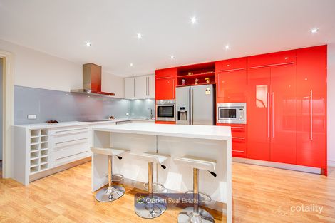 Property photo of 15 Nicholson Close Endeavour Hills VIC 3802