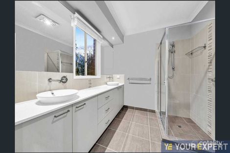 Property photo of 33 Sarton Link Pakenham VIC 3810