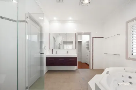 Property photo of 84 Pear Street Greenslopes QLD 4120