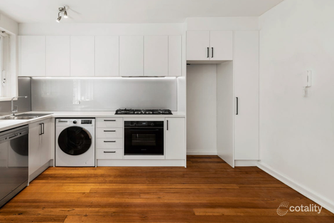2/10 DALEY ST, ELWOOD, VIC 3184