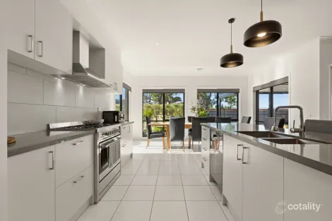 Property photo of 32 Shinners Close Bunyip VIC 3815