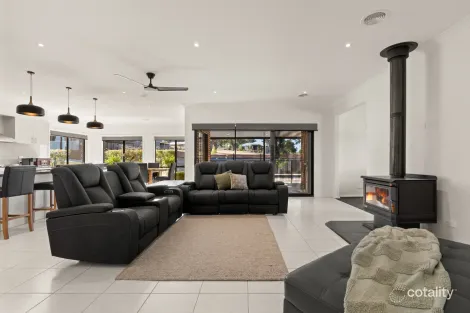 Property photo of 32 Shinners Close Bunyip VIC 3815