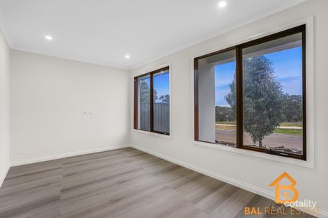 Property photo of 28 Jester Drive Cobblebank VIC 3338