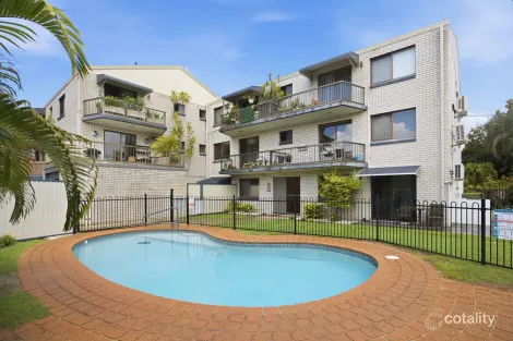 2/14 Brett Ave, Labrador, QLD 4215