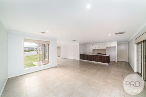 Property photo of 5 Darcy Drive Boorooma NSW 2650