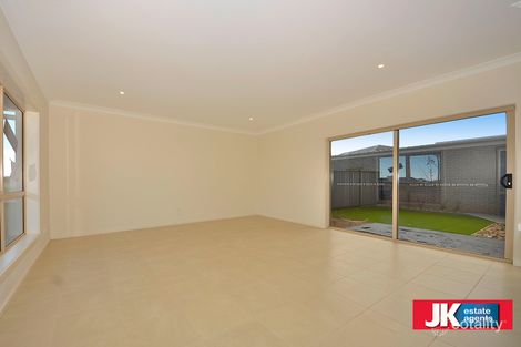 Property photo of 2/727 Tarneit Road Tarneit VIC 3029