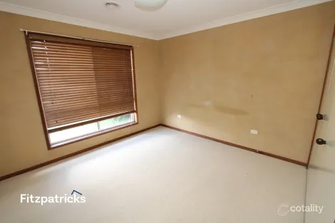 Property photo of 28 Langi Crescent Glenfield Park NSW 2650