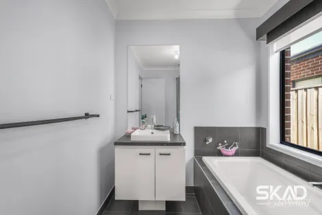 Property photo of 8 Amberfield Street Mickleham VIC 3064