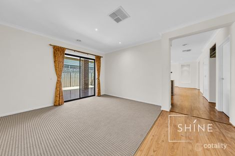 Property photo of 22 Faringdon Crescent Cranbourne North VIC 3977