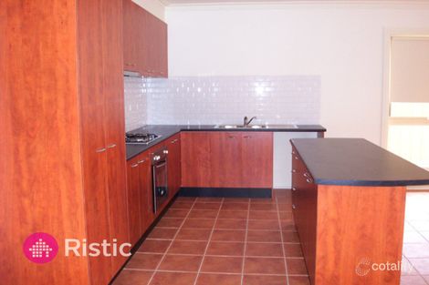 Property photo of 2/22 Tonelli Crescent Mill Park VIC 3082