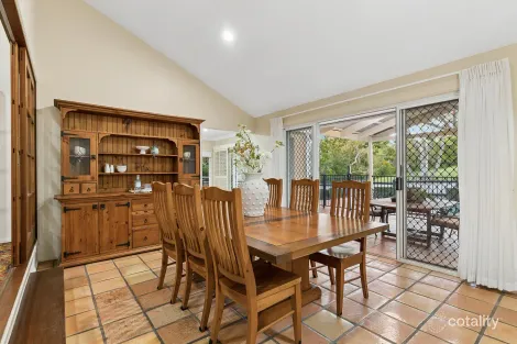Property photo of 18 Oldfield Place Brookfield QLD 4069