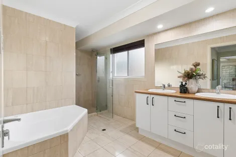 Property photo of 18 Oldfield Place Brookfield QLD 4069