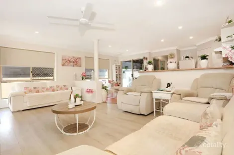 Property photo of 1/27 Eider Avenue Paradise Point QLD 4216