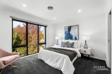 Property photo of 2 Edinburgh Circuit Bundoora VIC 3083