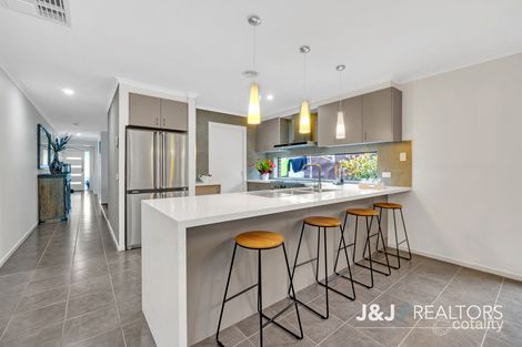 Property photo of 8 Sutton Rise Cranbourne North VIC 3977