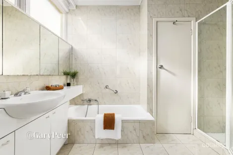 Property photo of 21 Kooyong Road Caulfield North VIC 3161