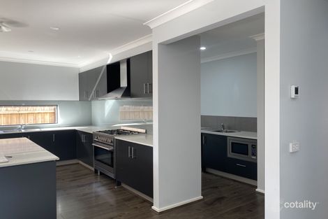 Property photo of 11 Melogold Crescent Tarneit VIC 3029