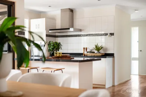 Property photo of 4 Bronsdon Court Mill Park VIC 3082