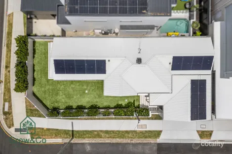 Property photo of 2 Fourth Avenue Labrador QLD 4215