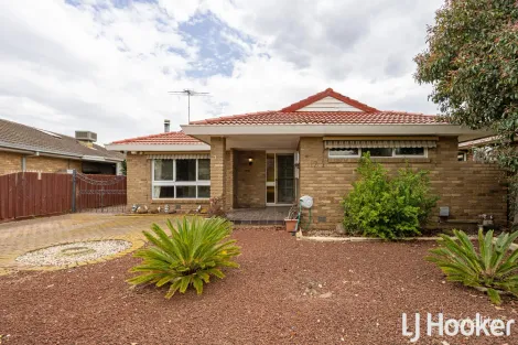 17 Clowes St, Melton South, VIC 3338