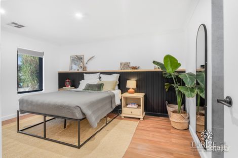 Property photo of 10 The Lakes Boulevard Jandakot WA 6164
