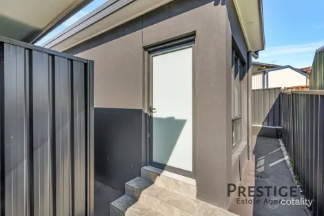 27a Derwent Pl, Bossley Park, NSW 2176