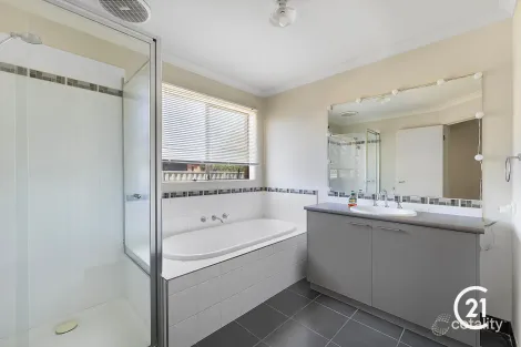 Property photo of 11 Parkes Court Echuca VIC 3564