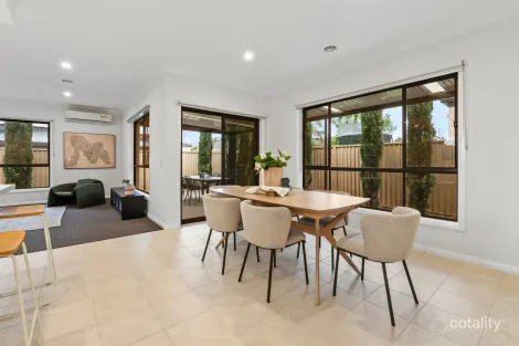 Property photo of 7 Cranwell Square Caroline Springs VIC 3023