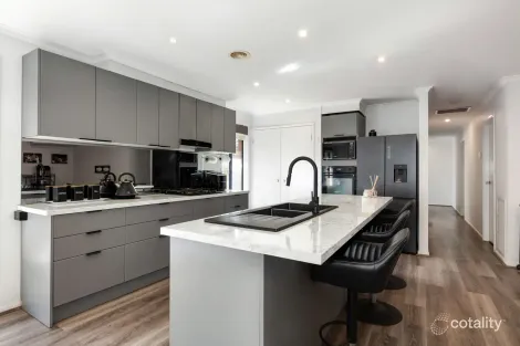 Property photo of 34 Silvertop Close Wallan VIC 3756