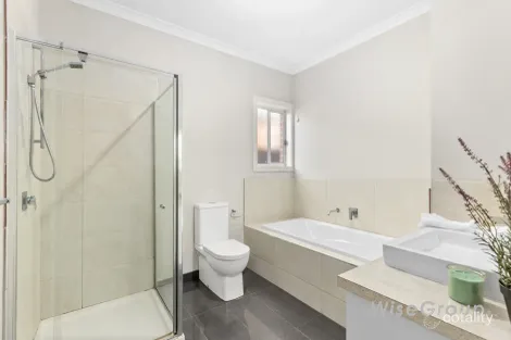 Property photo of 16 Boldrewood Place Lynbrook VIC 3975