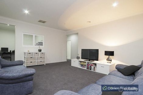 Property photo of 3 Whiteley Way Pakenham VIC 3810