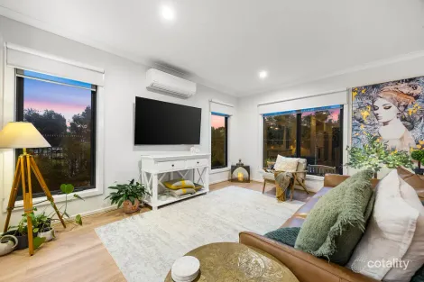 Property photo of 2 Short Walk Sunbury VIC 3429