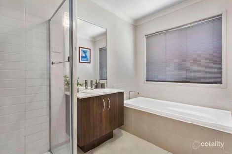 Property photo of 19 Perry Circuit Cranbourne North VIC 3977