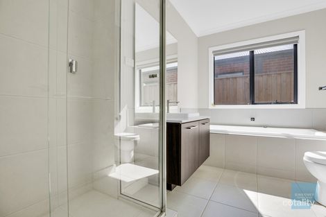 Property photo of 10 Camini Grove Truganina VIC 3029