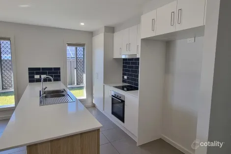 Property photo of 33 Barcoo Drive Plainland QLD 4341