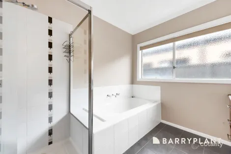 Property photo of 5 Paxton Link Pakenham VIC 3810