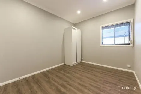 Property photo of 33 Chisholm Crescent Bradbury NSW 2560