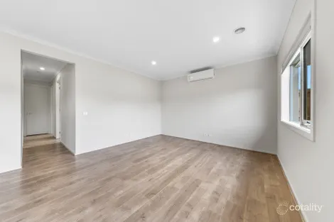 Property photo of 33 Authentic Avenue Cranbourne South VIC 3977