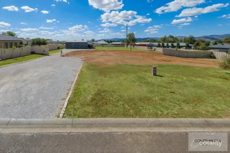 4 John Stuart Cl, Westdale, NSW 2340