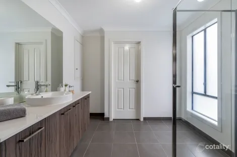 Property photo of 16 Kinkora Avenue Mickleham VIC 3064