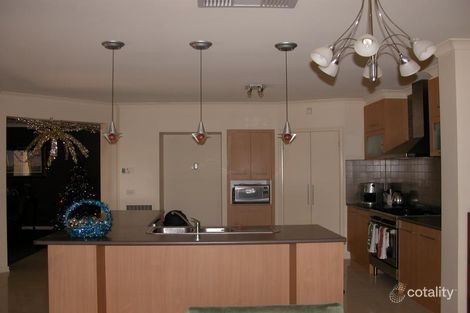 Property photo of 2 Omeo Terrace Manor Lakes VIC 3024