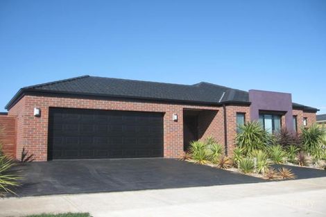 24 Liverpool Cct, Craigieburn, VIC 3064