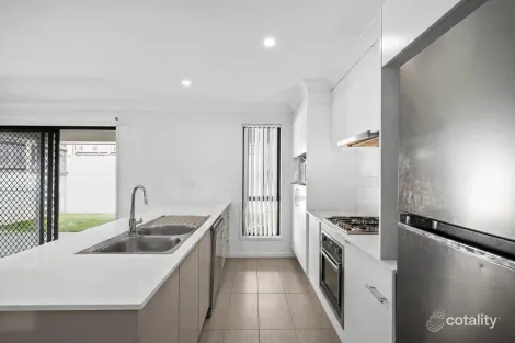 Property photo of 11 Cambridge Way Ripley QLD 4306