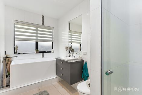 Property photo of 19 Waterview Drive White Hills VIC 3550