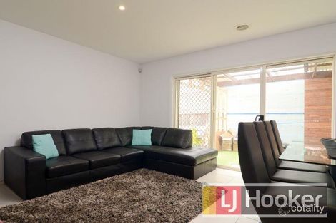 Property photo of 2/290B Pound Road Hampton Park VIC 3976