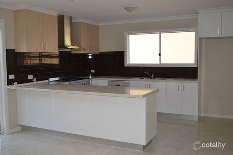 Property photo of 2/33 Wakenshaw Crescent Pakenham VIC 3810