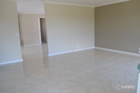 Property photo of 2/33 Wakenshaw Crescent Pakenham VIC 3810